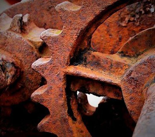 Rost ist meist das Ende für Systeme. Metalloxide können aber auch den Beginn des günstigeren Wegs zum grünen Wasserstoff sein. Denn alle haben photoelektrische Eigenschaften, über die Forschende jetzt mehr wissen. Rost ist meist das Ende für Systeme. Metalloxide können aber auch den Beginn des günstigeren Wegs zum grünen Wasserstoff sein. Denn alle haben photoelektrische Eigenschaften, über die Forschende jetzt mehr wissen.