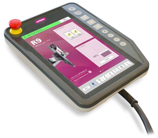 Die R9-Robotsteuerung von Wittmann, mit der Anzeige des Startbildschirms...