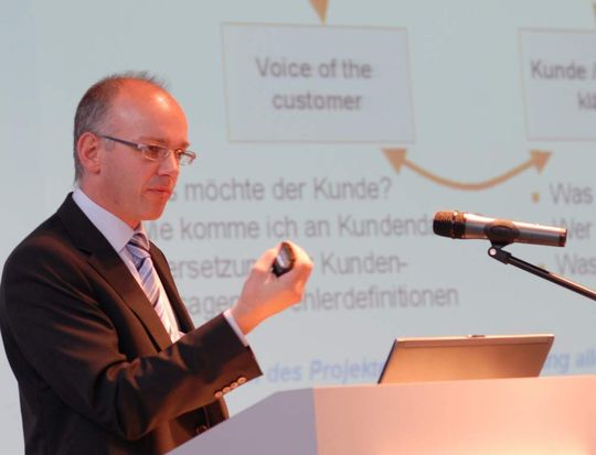 Andres Ernst, Siemens, referierte über Six Sigma auf dem Würzburger EMS-Tag 2008: Seit 2003 wird das Tagesseminar für Führungskräfte von EMS-Anbietern und deren Zulieferer einmal im Jahr veranstaltet. Andres Ernst, Siemens, referierte über Six Sigma auf dem Würzburger EMS-Tag 2008: Seit 2003 wird das Tagesseminar für Führungskräfte von EMS-Anbietern und deren Zulieferer einmal im Jahr veranstaltet.