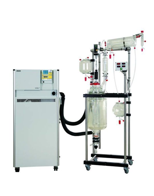 Abb. 1: Für Einsatzbereiche bis -90 °C: Der Lauda Prozessthermostat Integral XT 1590 W mit 20 Liter Dreifachmantel-Glasreaktor. Abb. 1: Für Einsatzbereiche bis -90 °C: Der Lauda Prozessthermostat Integral XT 1590 W mit 20 Liter Dreifachmantel-Glasreaktor.