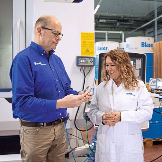 Simon Stalder, Schleifspezialist und Elizabeth Fischer, Chemikerin Forschung und Entwicklung von Blaser Swisslube AG. Simon Stalder, Schleifspezialist und Elizabeth Fischer, Chemikerin Forschung und Entwicklung von Blaser Swisslube AG.