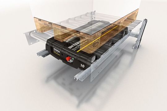 Der mobile SM1000 Robot ist die zentrale Einheit der Smart-Pallet-Mover-(SPM-)Lösung von Interroll für den Einsatz in produktionsnahen Bereichen. Der mobile SM1000 Robot ist die zentrale Einheit der Smart-Pallet-Mover-(SPM-)Lösung von Interroll für den Einsatz in produktionsnahen Bereichen.