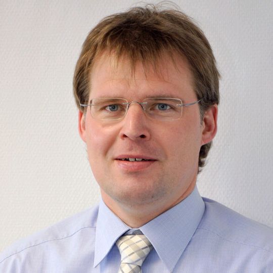 „Wir schauen wie die Zentrifuge schwingt und wie sich die Schwingungsmuster über die Zeit verändern und leiten daraus bestimmte Kenngrößen ab, die uns wiederum mehr über den Zustand der Maschine verraten.“ Prof. Dr. Uwe Janoske, Leiter des Lehrstuhls für Strömungsmechanik, Uni Wuppertal. „Wir schauen wie die Zentrifuge schwingt und wie sich die Schwingungsmuster über die Zeit verändern und leiten daraus bestimmte Kenngrößen ab, die uns wiederum mehr über den Zustand der Maschine verraten.“ Prof. Dr. Uwe Janoske, Leiter des Lehrstuhls für Strömungsmechanik, Uni Wuppertal.