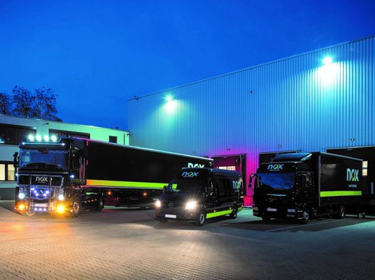 Jetzt geht`s auch in Europa nachts weiter. Denn der Transportdienstleister Nox Nachtexpress investiert in keyless Proof-of-Delivery-Lösung des Supply-Chain-Optimierers Zetes. Jetzt geht`s auch in Europa nachts weiter. Denn der Transportdienstleister Nox Nachtexpress investiert in keyless Proof-of-Delivery-Lösung des Supply-Chain-Optimierers Zetes.
