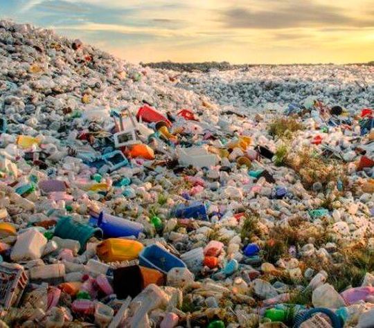 Das soll aufhören! BASF, Quantafuel und Remondis haben deshalb eine Absichtserklärung zur Prüfung einer Kooperation fürs chemische Recycling von Kunststoffen unterzeichnet. Es geht dabei auch um die Möglichkeit einer gemeinsamen Investition in eine Pyrolyseanlage. Das soll aufhören! BASF, Quantafuel und Remondis haben deshalb eine Absichtserklärung zur Prüfung einer Kooperation fürs chemische Recycling von Kunststoffen unterzeichnet. Es geht dabei auch um die Möglichkeit einer gemeinsamen Investition in eine Pyrolyseanlage.
