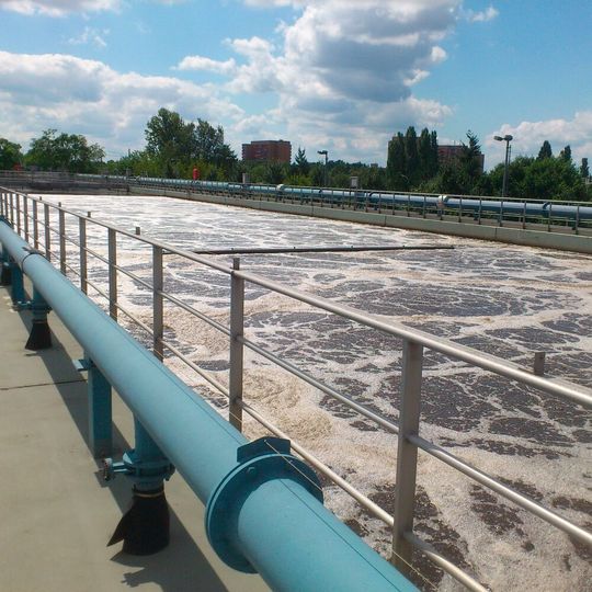Die biologische Reinigungsstufe von Kläranlagen ist der perfekte Einsatzort für die neue Analyseplattform. Sie überwacht klimaschädliche Gase in den Belebungsbecken und hilft dabei, diese zu reduzieren. Die biologische Reinigungsstufe von Kläranlagen ist der perfekte Einsatzort für die neue Analyseplattform. Sie überwacht klimaschädliche Gase in den Belebungsbecken und hilft dabei, diese zu reduzieren.