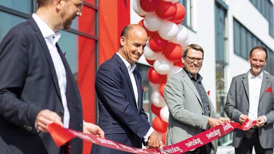 Assistiert von den drei Deutschland-Geschäftsführern, durchschneidet Swisslog-CEO Dr. Christian Baur das symbolische Band zur Eröffnung der neuen Deutschland-Niederlassung in Dortmund. Assistiert von den drei Deutschland-Geschäftsführern, durchschneidet Swisslog-CEO Dr. Christian Baur das symbolische Band zur Eröffnung der neuen Deutschland-Niederlassung in Dortmund.