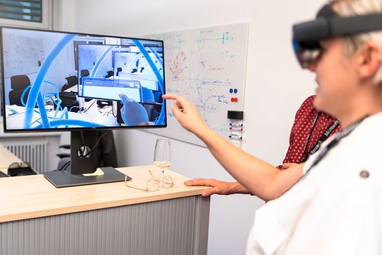 Auch demnächst etwas für das Homeoffice? Microsofts Lab für Mixed Reality und KI in Zürich ist mit der Hololens hart am Ball.