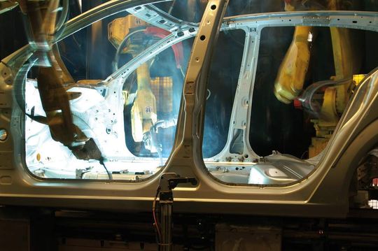Das Fügen der Karosseriebleche am Boden des Astra erfolgt automatisiert mit Hilfe von Robotern. Das Fügen der Karosseriebleche am Boden des Astra erfolgt automatisiert mit Hilfe von Robotern.