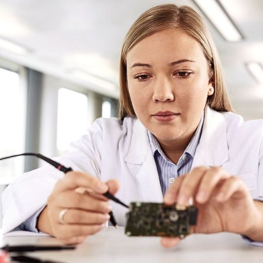 Seit über 50 Jahren entwickelt, produziert und vertreibt Leuze electronic weltweit effiziente Sensorlösungen für die industrielle Automation, seit 40 Jahren ist das Unternehmen in der Schweiz aktiv. Seit über 50 Jahren entwickelt, produziert und vertreibt Leuze electronic weltweit effiziente Sensorlösungen für die industrielle Automation, seit 40 Jahren ist das Unternehmen in der Schweiz aktiv.