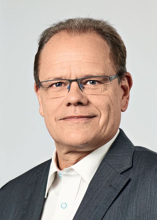 Claus Oetter: „Gerade bei variantenreichen Produkten mit hohen technischen Abhängigkeiten, wie sie im Maschinen- und Anlagenbau üblich sind, ist der Einsatz von CPQ-Lösungen sinnvoll.“ Claus Oetter: „Gerade bei variantenreichen Produkten mit hohen technischen Abhängigkeiten, wie sie im Maschinen- und Anlagenbau üblich sind, ist der Einsatz von CPQ-Lösungen sinnvoll.“
