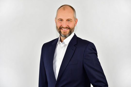 „Wir freuen uns, der Open Industry 4.0 Alliance beizutreten. Durch die Verbesserung der Interoperabilität legen wir gemeinsam den Grundstein für die Entwicklung neuer IoT-Anwendungen“, so Stefan Gierse, Leiter Strategie & Technologie bei Siemens Digital Industries. „Wir freuen uns, der Open Industry 4.0 Alliance beizutreten. Durch die Verbesserung der Interoperabilität legen wir gemeinsam den Grundstein für die Entwicklung neuer IoT-Anwendungen“, so Stefan Gierse, Leiter Strategie & Technologie bei Siemens Digital Industries.
