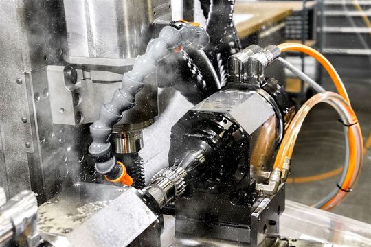 Die AF160 ist eine achtachsige Neuentwicklung in Sachen CNC-Verzahnung. Sie arbeitet bis zu einem maximalen Modul von 2 Millimeter, was laut Hersteller Affolter für die Automobilbranche, die Luft- und Raumfahrt sowie für die Medizintechnik und Robotik gut passt. Die AF160 ist eine achtachsige Neuentwicklung in Sachen CNC-Verzahnung. Sie arbeitet bis zu einem maximalen Modul von 2 Millimeter, was laut Hersteller Affolter für die Automobilbranche, die Luft- und Raumfahrt sowie für die Medizintechnik und Robotik gut passt.