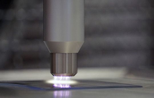 Am KUZ untersucht man jetzt, wie sehr transparente, kratzempfindliche Polycarbonate (PC) per Plasma oberflächenveredelt werden können. So soll später die Direktlackierung mit lösemittelfreien „selbstheilenden“ Reaktionsklarlacken prozesssicher klappen. Am KUZ untersucht man jetzt, wie sehr transparente, kratzempfindliche Polycarbonate (PC) per Plasma oberflächenveredelt werden können. So soll später die Direktlackierung mit lösemittelfreien „selbstheilenden“ Reaktionsklarlacken prozesssicher klappen.