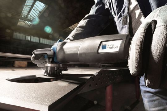 Mit der neuen Kantenfräse Trutool TKA 700 löst Trumpf die Vorgängerin TKA 500 ab. Mit der neuen lassen sich, wie es heißt, in Baustahl Fasenlängen 7 Millimeter anarbeiten. Mit der neuen Kantenfräse Trutool TKA 700 löst Trumpf die Vorgängerin TKA 500 ab. Mit der neuen lassen sich, wie es heißt, in Baustahl Fasenlängen 7 Millimeter anarbeiten.