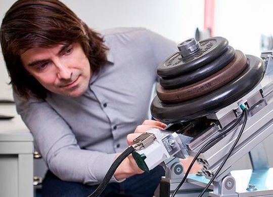 Smela hat kompakte, elektromechanische Linearantriebe entwickelt, die Pneumatiksysteme ersetzen sollen. Smela hat kompakte, elektromechanische Linearantriebe entwickelt, die Pneumatiksysteme ersetzen sollen.