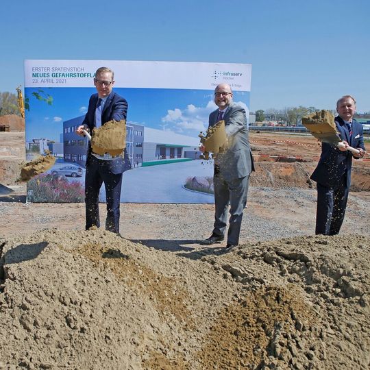 Gemeinsam nehmen Markus Frank, Wirtschaftsdezernent der Stadt Frankfurt (links), Jürgen Vormann, Geschäftsführer von Infraserv Höchst (2. von rechts), sowie Dr. Klaus Alberti (rechts) und Dr. Andreas Brockmeyer, Geschäftsführer Infraserv Logistics, den symbolischen ersten Spatenstich für das neue Gefahrstofflager im Industriepark Höchst vor. Gemeinsam nehmen Markus Frank, Wirtschaftsdezernent der Stadt Frankfurt (links), Jürgen Vormann, Geschäftsführer von Infraserv Höchst (2. von rechts), sowie Dr. Klaus Alberti (rechts) und Dr. Andreas Brockmeyer, Geschäftsführer Infraserv Logistics, den symbolischen ersten Spatenstich für das neue Gefahrstofflager im Industriepark Höchst vor.