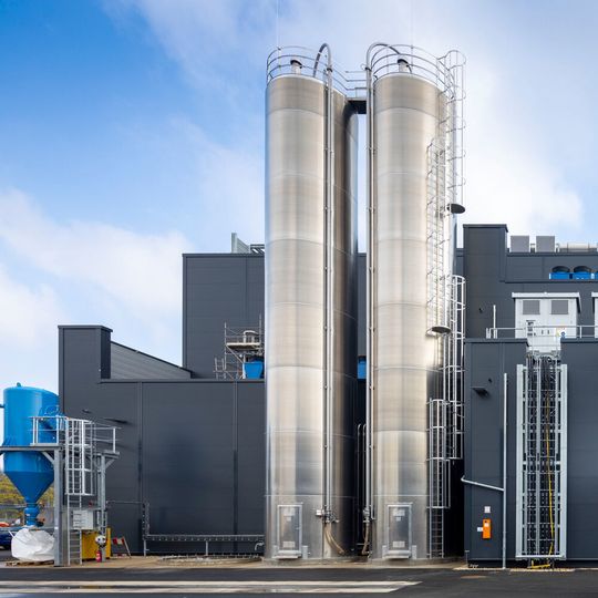 Dieses Gebäude am Standort Dormagen in Deutschland beherbergt die neue Produktionsanlage von Covestro für Polycarbonat-Spezialfolien. Dieses Gebäude am Standort Dormagen in Deutschland beherbergt die neue Produktionsanlage von Covestro für Polycarbonat-Spezialfolien.