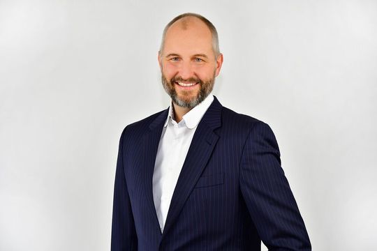 „Wir freuen uns, der Open Industry 4.0 Alliance beizutreten. Durch die Verbesserung der Interoperabilität legen wir gemeinsam den Grundstein für die Entwicklung neuer IoT-Anwendungen“, so Stefan Gierse, Leiter Strategie & Technologie bei Siemens Digital Industries. „Wir freuen uns, der Open Industry 4.0 Alliance beizutreten. Durch die Verbesserung der Interoperabilität legen wir gemeinsam den Grundstein für die Entwicklung neuer IoT-Anwendungen“, so Stefan Gierse, Leiter Strategie & Technologie bei Siemens Digital Industries.