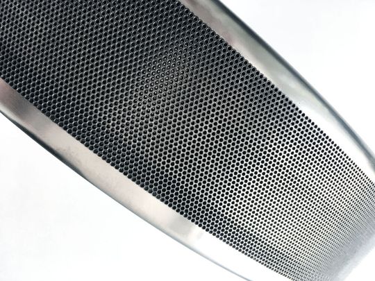 Das ist eine Detailansicht einer sogenannten Schleuderscheibe, die bei der Dämmmittelproduktion eingesetzt wird. Die feinen, präzisen Löcher wurde per Elektronenstrahltechnik von Pro-beam gebohrt. Das ist eine Detailansicht einer sogenannten Schleuderscheibe, die bei der Dämmmittelproduktion eingesetzt wird. Die feinen, präzisen Löcher wurde per Elektronenstrahltechnik von Pro-beam gebohrt.
