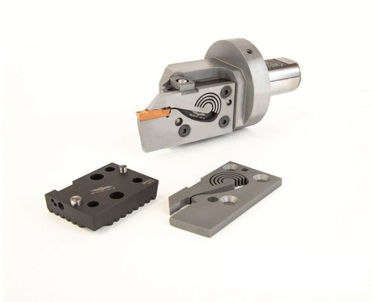 Diesem modularen System für das Radialstechen, das sich Zflex nennt, hat ZCC Cutting Tools Europe fünf Eigenschaften verliehen, die diesen Zerspanungsprozess noch flexibler durchführbar machen. Diesem modularen System für das Radialstechen, das sich Zflex nennt, hat ZCC Cutting Tools Europe fünf Eigenschaften verliehen, die diesen Zerspanungsprozess noch flexibler durchführbar machen.