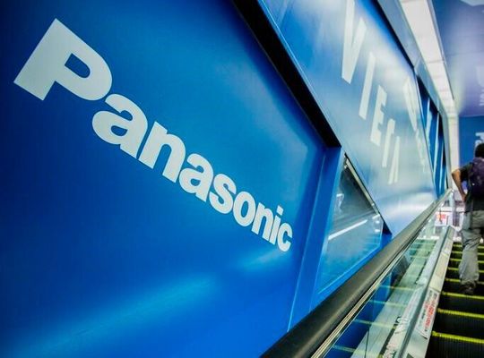 Milliarden-Deal! Der japanische Elektronikriese Panasonic hat das verschuldete KI-Software-Unternehmen Blue Yonder aus Arizona gekauft. Panasonic will so den Bereich Logistik stärken. Milliarden-Deal! Der japanische Elektronikriese Panasonic hat das verschuldete KI-Software-Unternehmen Blue Yonder aus Arizona gekauft. Panasonic will so den Bereich Logistik stärken.