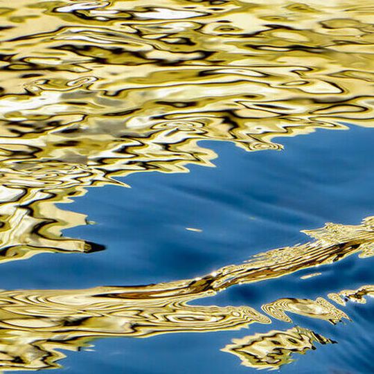 Water molecules may appear insignificant at first glance, but they have a major influence on chemical reactions. The Franco-German team is investigating what happens at the interface between water and gold. Water molecules may appear insignificant at first glance, but they have a major influence on chemical reactions. The Franco-German team is investigating what happens at the interface between water and gold.