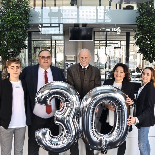 Familie Hufschmied ist stolz auf 30 Jahre Hufschmied Zerspanungssysteme. Familie Hufschmied ist stolz auf 30 Jahre Hufschmied Zerspanungssysteme.