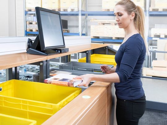Mit der neuen „Advanced-Pick-Station one-level“ will SSI Schäfer die Kommissionierung größerer, damit schwerer und empfindlicher Waren gesundheitsschonender und effizienter machen. Mit der neuen „Advanced-Pick-Station one-level“ will SSI Schäfer die Kommissionierung größerer, damit schwerer und empfindlicher Waren gesundheitsschonender und effizienter machen.