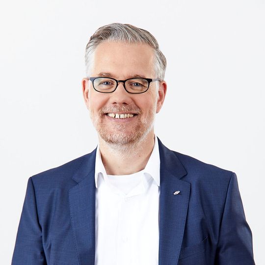 Nils Schmidt, Vorstand des Verbands für Fach- und Führungskräfte (DFK): „In der Ausbildung spielt Führung in den wenigsten Fällen eine Rolle. Wenn der Karrieresprung kommt, erwischt es die meisten kalt.“ Nils Schmidt, Vorstand des Verbands für Fach- und Führungskräfte (DFK): „In der Ausbildung spielt Führung in den wenigsten Fällen eine Rolle. Wenn der Karrieresprung kommt, erwischt es die meisten kalt.“