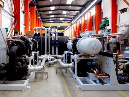 Technotrans SE setzt in Zukunft auf Know-how von gwk Gesellschaft Wärme-Kältetechnik. Hier ein Blick auf die zentrale Tiefkälteanlage mit einer Kühlleistung von 2250 Kilowatt. Sie kühlt auf - 10 Grad Celsius. Technotrans SE setzt in Zukunft auf Know-how von gwk Gesellschaft Wärme-Kältetechnik. Hier ein Blick auf die zentrale Tiefkälteanlage mit einer Kühlleistung von 2250 Kilowatt. Sie kühlt auf - 10 Grad Celsius.