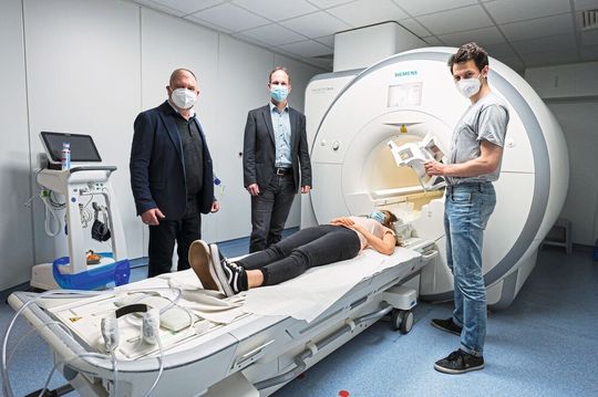 Mit einem solchen Magnetresonanztomographen haben Dr. Christoph Krick (l.) und Stefan Gurres (2. v.l.) die Zusammenhänge zwischen Hirnanatomie und beruflichen Neigungen bei Schülern untersucht. Fürs Foto haben sich die Studentin Tabea Reckner und ihr Kommilitone Alexej Silenko in die Rolle der Schüler begeben. Mit einem solchen Magnetresonanztomographen haben Dr. Christoph Krick (l.) und Stefan Gurres (2. v.l.) die Zusammenhänge zwischen Hirnanatomie und beruflichen Neigungen bei Schülern untersucht. Fürs Foto haben sich die Studentin Tabea Reckner und ihr Kommilitone Alexej Silenko in die Rolle der Schüler begeben.