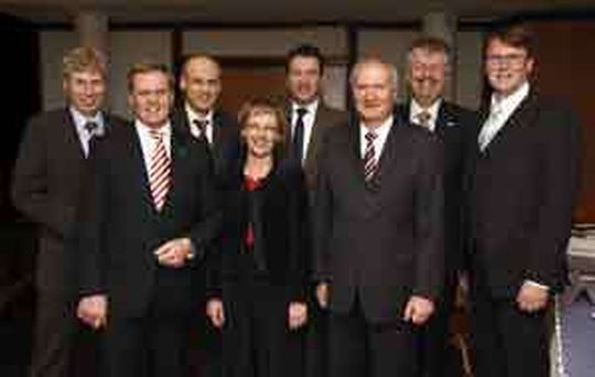 Vorne (von links): Wilfried Kruse (Vorsitzender) , Dr. Marianne Wulff, Karl Tramer (stv. Vorsitzender) Hinten: Bernd Landgraf, Alexander Schroth, Matthias Kammer (stv. Vorsitzender), Peter Kühne, Dr. Rolf Beyer Vorne (von links): Wilfried Kruse (Vorsitzender) , Dr. Marianne Wulff, Karl Tramer (stv. Vorsitzender) Hinten: Bernd Landgraf, Alexander Schroth, Matthias Kammer (stv. Vorsitzender), Peter Kühne, Dr. Rolf Beyer