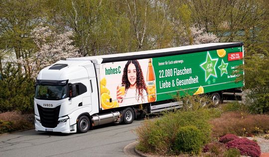 Zum Kombiverkehr gehören auch Trucks – wie dieser LNG-angetriebene, der für die Feinverteilung von „hohes C“ aus dem Hause Eckes-Granini sorgt.