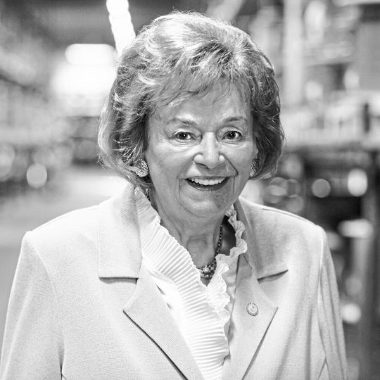 Ursula Ida Lapp: „Man muss flexibel sein, so wie unsere Kabel. Das Leben verlangt das.“ Mit Ursula Ida Lapp (30.5.1930 - 25.04.2021) ist eine beeindruckende Persönlichkeit und Unternehmerin von uns gegangen. Ursula Ida Lapp: „Man muss flexibel sein, so wie unsere Kabel. Das Leben verlangt das.“ Mit Ursula Ida Lapp (30.5.1930 - 25.04.2021) ist eine beeindruckende Persönlichkeit und Unternehmerin von uns gegangen.