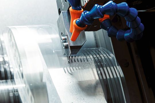 Die Prüfstandsversuche am Fraunhofer-IPA basierten auf einer Einstechdrehoperation, wobei eine einzelne herausgetrennte Sägeblattschneide gegen ein rotierendes Werkstück im unterbrochenen Schnitt zugestellt wurde. Die Prüfstandsversuche am Fraunhofer-IPA basierten auf einer Einstechdrehoperation, wobei eine einzelne herausgetrennte Sägeblattschneide gegen ein rotierendes Werkstück im unterbrochenen Schnitt zugestellt wurde.