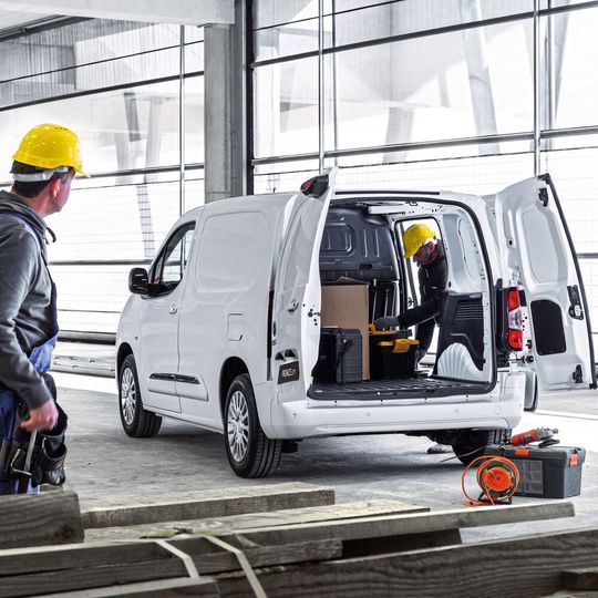 Mit seiner grossen Vielfalt an Ausführungsvarianten deckt der Toyota Proace City deckt viele Bedürfnisse von Gewerbe, Handwerk und Handel ab. Mit seiner grossen Vielfalt an Ausführungsvarianten deckt der Toyota Proace City deckt viele Bedürfnisse von Gewerbe, Handwerk und Handel ab.