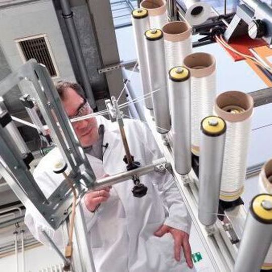 Die neuartigen biobasierten PLA-Fasern des Fraunhofer IAP machen es möglich, einen Faserverbundwerkstoff komplett aus PLA herzustellen, der leicht recycelt werden kann. Die neuartigen biobasierten PLA-Fasern des Fraunhofer IAP machen es möglich, einen Faserverbundwerkstoff komplett aus PLA herzustellen, der leicht recycelt werden kann.