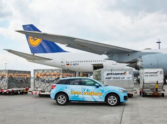 Geflügelte Hilfe! Im Namen eines nicht näher genannten Kunden hat time:matters die Lufthansa beauftragt, rund 10 Tonnen medizinisches Equipment nach Delhi in Indien zu fliegen. Das soll die dramatische Lage dort lindern. Geflügelte Hilfe! Im Namen eines nicht näher genannten Kunden hat time:matters die Lufthansa beauftragt, rund 10 Tonnen medizinisches Equipment nach Delhi in Indien zu fliegen. Das soll die dramatische Lage dort lindern.