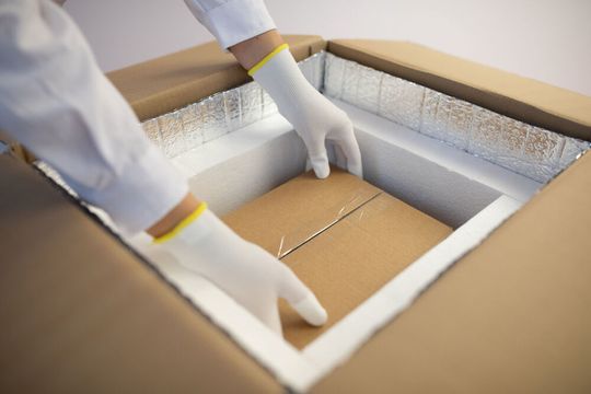 Covid-19-Impfstoff wird in eine Pharmabox zum GDP-komformen Transport eingelegt. Ein Kühlakku kommt noch hinzu. Covid-19-Impfstoff wird in eine Pharmabox zum GDP-komformen Transport eingelegt. Ein Kühlakku kommt noch hinzu.