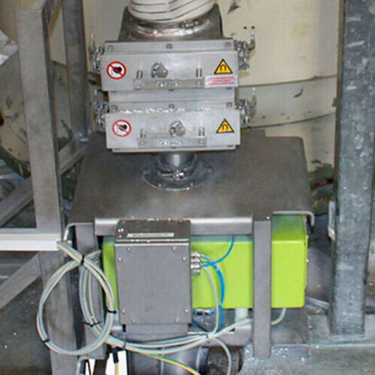 The inductive Rapid Pro-Sense metal separator (green in the picture) holds Fe metals and thus relieves the inductive separation. The inductive Rapid Pro-Sense metal separator (green in the picture) holds Fe metals and thus relieves the inductive separation.
