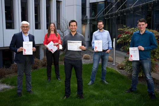 Die Jury gratuliert dem Entwicklerteam: Dr. Tobias Brengartner, Jan Schleiferböck, Dr. Sergey Lopatin, Andrey Dodonov, Pablo Ottersbach, Julia Rosenheim (Endress + Hauser SE+Co. KG) Die Jury gratuliert dem Entwicklerteam: Dr. Tobias Brengartner, Jan Schleiferböck, Dr. Sergey Lopatin, Andrey Dodonov, Pablo Ottersbach, Julia Rosenheim (Endress + Hauser SE+Co. KG)