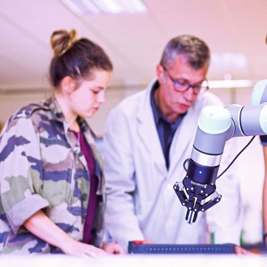 Universal Robots a développé ce programme permettant aux futurs professionnels de l'industrie 4.0 de se former à la robotique collaborative, en la pratiquant en conditions réelles. Universal Robots a développé ce programme permettant aux futurs professionnels de l'industrie 4.0 de se former à la robotique collaborative, en la pratiquant en conditions réelles.