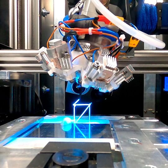 Les axes linéaires drylin SAW sans entretien sont la pièce maîtresse de l'imprimante 3D. Ils garantissent une impression précise grâce aux douilles réglables. Les axes linéaires drylin SAW sans entretien sont la pièce maîtresse de l'imprimante 3D. Ils garantissent une impression précise grâce aux douilles réglables.