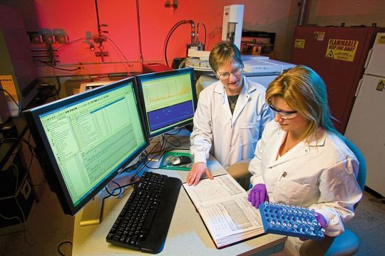 Im Labor müssen Geräte untereinander kommunizieren, um Daten auszutauschen. Dafür sind standardisierte Schnittstellen nötig. Im Labor müssen Geräte untereinander kommunizieren, um Daten auszutauschen. Dafür sind standardisierte Schnittstellen nötig.