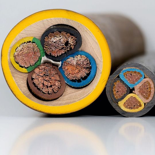 Die Versorgung für Kabelhersteller wird knapp: Neben PVC fehlen inzwischen viele weitere Rohstoffe. Die Versorgung für Kabelhersteller wird knapp: Neben PVC fehlen inzwischen viele weitere Rohstoffe.