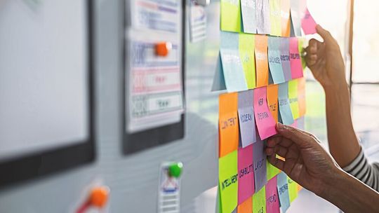Brainswarming statt Brainstorming: Bei dieser Kreativitätsmethode geht es darum, neue Ideen zunächst im Stillen zu notieren und erst im Anschluss zu diskutieren. Brainswarming statt Brainstorming: Bei dieser Kreativitätsmethode geht es darum, neue Ideen zunächst im Stillen zu notieren und erst im Anschluss zu diskutieren.