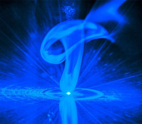 Im Prozell-Projekt Holib untersucht das Fraunhofer-ILT unter anderem, mit welchen Laserstrahlquellen sich Anoden und Kathoden von Batteriezellen mit Kontakten besonders prozesssicher und schnell verbinden lassen. Hier das Fügen mit blauem Diodenlaser. Im Prozell-Projekt Holib untersucht das Fraunhofer-ILT unter anderem, mit welchen Laserstrahlquellen sich Anoden und Kathoden von Batteriezellen mit Kontakten besonders prozesssicher und schnell verbinden lassen. Hier das Fügen mit blauem Diodenlaser.
