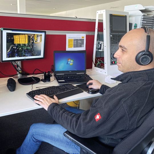 Le service FAR en application : le technicien Fanuc assiste le client à distance. Le service FAR en application : le technicien Fanuc assiste le client à distance.