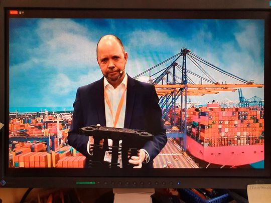 Michael Blaß, Geschäftsführer E-Kettensysteme, stellt die neue Rollenkette P4HD vor.